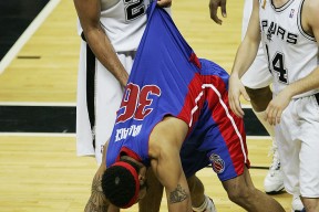 圣安东尼奥马刺训练开放日，赛后单刀错失引欢呼，NBA常规赛在即，轮换策略成焦点的简单介绍