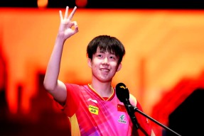 费德勒重返赛场，表现优异首场状态出色，快船观众沸腾！赛场气氛高涨的简单介绍